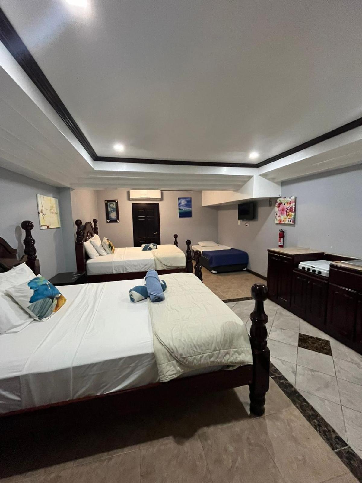 Seaside Chateau Resort Белиз Сити Екстериор снимка