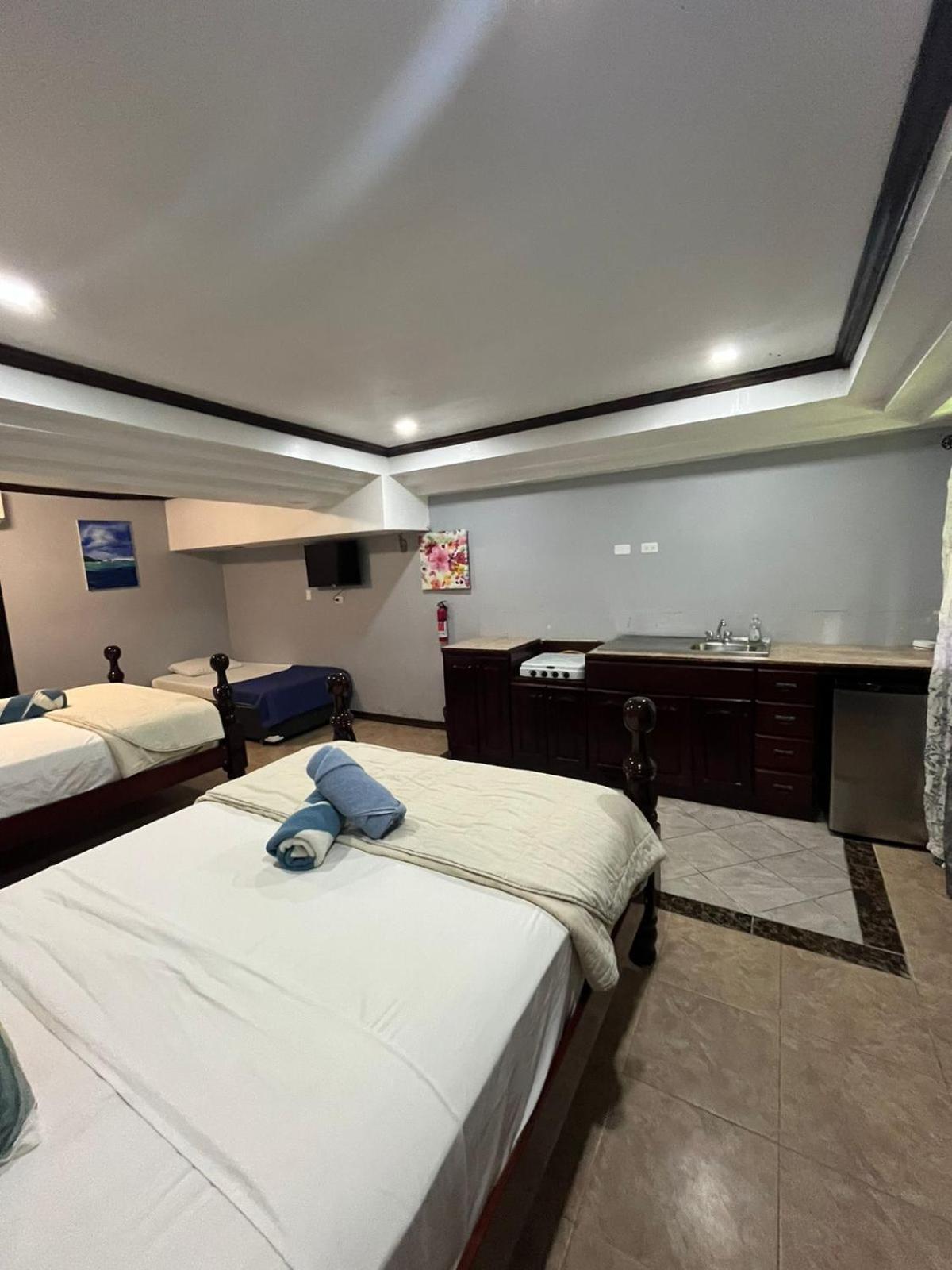 Seaside Chateau Resort Белиз Сити Екстериор снимка