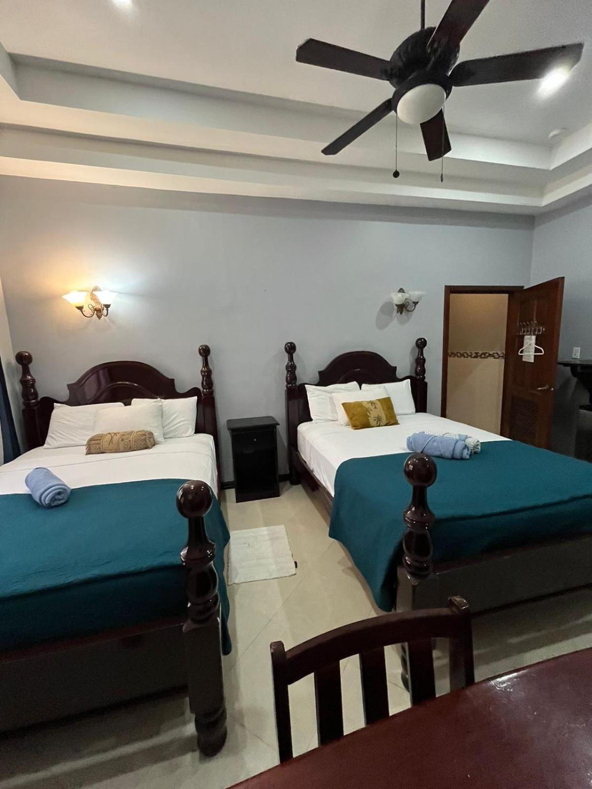 Seaside Chateau Resort Белиз Сити Екстериор снимка
