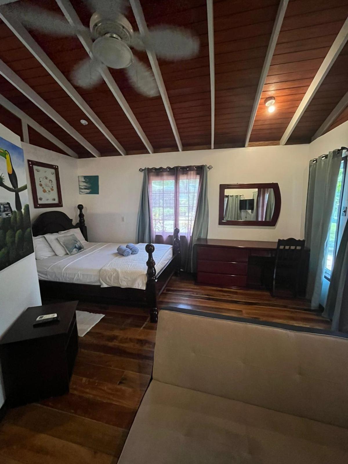 Seaside Chateau Resort Белиз Сити Екстериор снимка